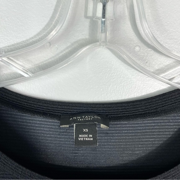 Ann Taylor Factory Black Micro Stripe Puff Shoulder Long Sleeve Top XS Minimal - Picture 2 of 4